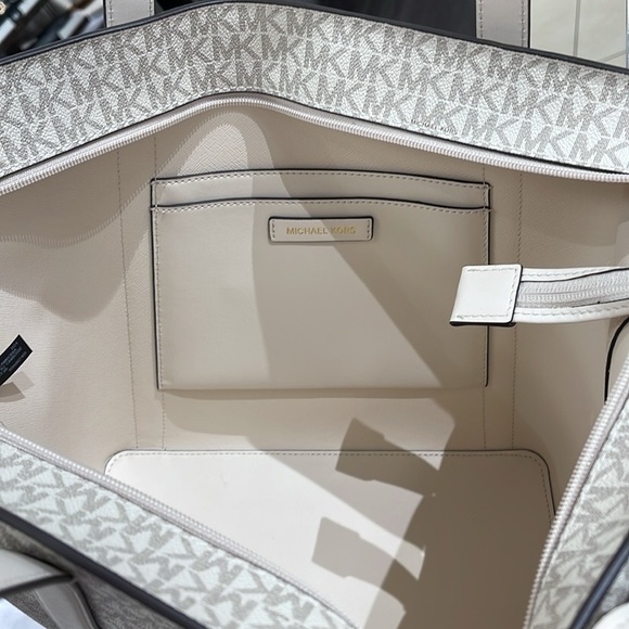 MICHAEL KORS
Pratt Large Signature Logo Tote Shoulder Bag
COLOR LIGHT CREAM
NWT - Picture 5 of 16